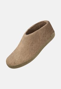 Pantofole in feltro marroni con forma arrotondata, parte superiore aperta e superficie texturizzata; dotate di una suola in gomma verde chiaro resistente per una buona presa.