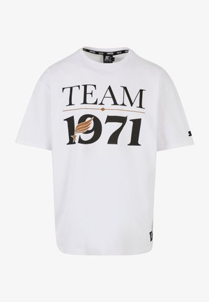 Hvit bomull t-skjorte med en svart og brun grafisk trykk som har "TEAM 1971" tekst og et vingeemblem. Korte ermer og rund hals.