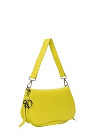 Gelbe Lederhandtasche mit geschwungenem Design, verstellbarem Schultergurt, silbernen Hardware-Elementen und einem dekorativen Logo an der Seite.