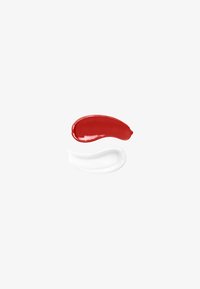 Dos manchas de crema cosmética sobre fondo blanco, una roja brillante encima de una blanca translúcida.