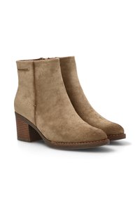 Botines de ante marrón claro con punta redonda, tacón apilado y cremallera lateral. Textura suave con detalles de costura mínimos.