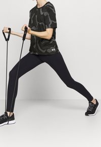 Under Armour Camiseta estampada - black