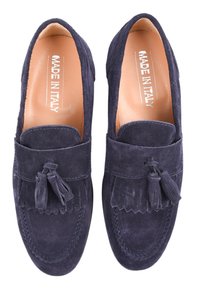Mocassini in suede blu navy con parte superiore frangiata e dettaglio a nappina, con soletta in pelle liscia e bordi cuciti. Made in Italy.