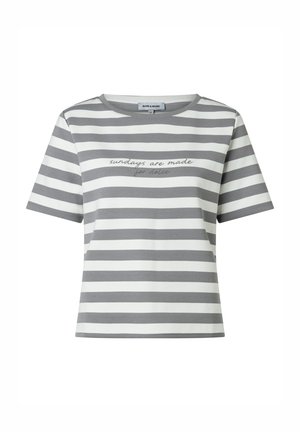 T-shirt à manches courtes, rayé horizontalement en gris et blanc, avec un col rond et le texte "sundays are made for dolce" sur la poitrine.