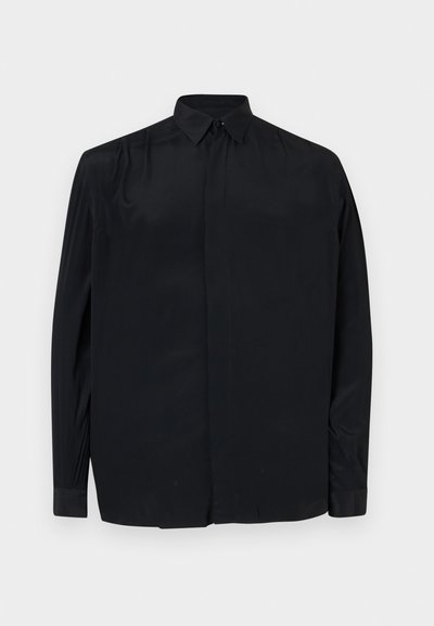 Must have pikaelise pikkade varrukatega must särk, mis on valmistatud siledast kangast, klassikalise krae, nööbistumise ja mugava istuvusega mansettidega varrukate külge.