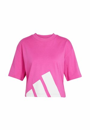 T-shirt cropped rosa in cotone, con colletto rotondo e maniche corte. Una grafica bianca con tre strisce diagonali decora la parte anteriore.