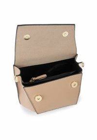 Lille beige håndtaske med sort indvendig, udstyret med guldfarvet hardware, to magnetlukkere og en intern lynlåslomme til sikker opbevaring.