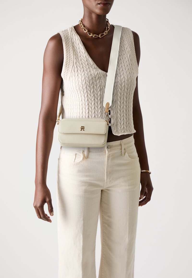 Tommy Hilfiger DISTINCT CAMERA BAG - Cross body bag - classic beige