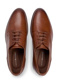 Καφετιά δερμάτινα παπούτσια με λείο φινίρισμα, κλείσιμο με κορδόνια, στρογγυλή μύτη και εσωτερικό με λογότυπο, με αντίθετη σόλα.