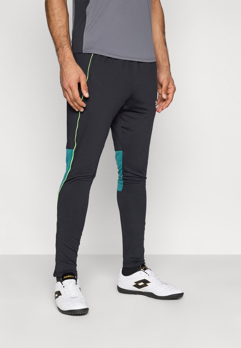 Μαύρο αθλητικό παντελόνι με πράσινες λεπτομέρειες, κατασκευασμένο από ελαστικό υλικό. Διαθέτει εφαρμοστή γραμμή και πλαϊνή λεπτομέρεια σε τιρκουάζ.