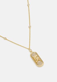 Collana d'oro con un pendente di forma rettangolare, decorato con cristalli trasparenti e un design a intaglio, collegato da una delicata catena.