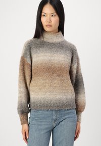 Maglione lavorato a maglia con colletto alto, caratterizzato da un motivo a gradiente in tonalità di grigio e marrone. Tessuto morbido e textured con maniche larghe.