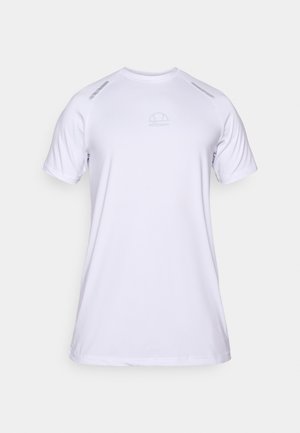 Tricou sportiv cu mâneci scurte, de culoare albă, având un guler rotund, accente gri pe umeri și un logo subtil pe față.