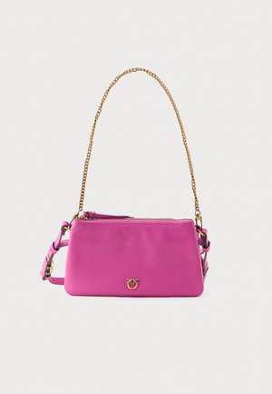 Bolsa transversal em pele sintética rosa, com uma alça em corrente dourada, fecho com zíper e um pequeno logótipo dourado na parte frontal. Formato retangular compacto.