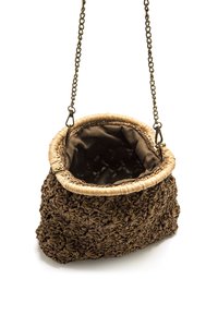 Bolso tejido marrón con exterior texturizado, forma redondeada y borde con detalles dorados. Incluye una correa de cadena y un interior de tela marrón.