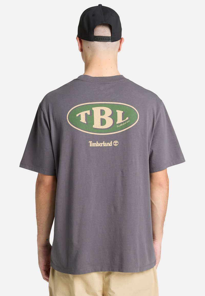 Timberland GAS STATION BACK GRAPHIC TEE. - Triko s potiskem - dark grey