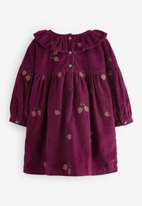 Violetti samettinen lasten mekko pitkilla hihoilla, rypytetty kaulus, napitettu etuosa ja pieni vattumarja-ompelu.