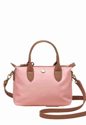 Lille lyserød håndtaske med brune håndtag og aftagelig skulderrem, guldfarvet hardware og en rund logoemblem i midten.