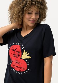 Ulla Popken CATCH ME BY THE SEA GRAPHIC  - Triko s potiskem - navy blue