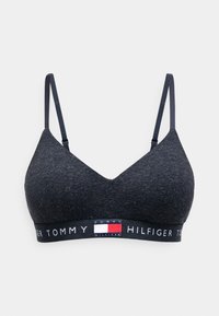 Tumši pelēks bralets, kas izgatavots no teksturēta auduma. Iespējas ietver plānas siksnas un zīmola elastīgu jostu ar sarkaniem, baltiem un zilajiem akcentiem.