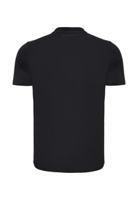 Camiseta negra de manga corta fabricada con una tela suave, con un cuello redondo y un diseño simple y sin adornos.