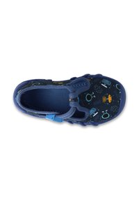 Niebieski dziecięcy but z wzorzystą cholewką przedstawiającą planety i roboty, teksturowany materiał oraz gumową podeszwę. Zawiera zapięcie na elastyczny pasek i klamrę.