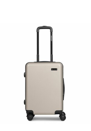 Beiger Hartschalenkoffer mit ausgezogenen Teleskopgriff und vier schwarzen Drehrollen, Markenetikett auf der Vorderseite sichtbar.