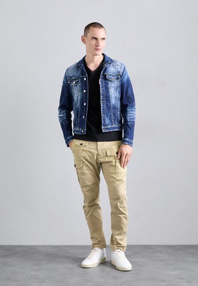 Denim jacket, lichtblauw met een donker verloop, zwarte t-shirt, kaki cargobroek met zijzakken, witte sneakers. Minimalistisch ontwerp.