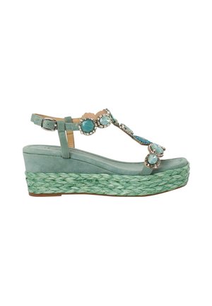 Sandalias de cuña turquesas con plataforma trenzada verde, adornadas con piedras decorativas y diseño de correa en T, hechas de material de ante.