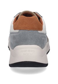 Sportliche Schuhe mit einem weißen Mesh-Obermaterial, grauen Wildlederakzenten, einer braunen Wildlederferse und einer schwarzen Gummisohle. Mit Logo-Prägung an der Ferse.