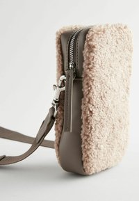 Next REGULAR FIT - Puhelimen suojakotelo - mink brown