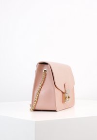 Růžová kožená kabelka s texturovaným povrchem, zlatou hardware, klopou a řetízkovým popruhem. Kompaktní design se strukturovaným tvarem.