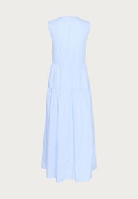 Abito lungo azzurro chiaro senza maniche con gonna a balze e chiusura con cerniera sul retro, mostrato su sfondo semplice.