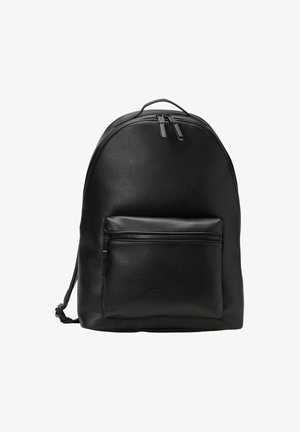 Mochila negra de cuero con un acabado suave y texturizado, forma redondeada, asa superior y bolsillo con cremallera en la parte delantera. Diseño simple sin logotipos visibles.