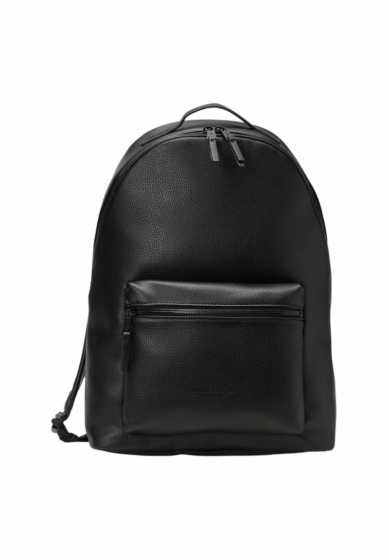 Zaino in pelle nera con una finitura liscia e testurizzata, forma arrotondata, manico superiore e tasca frontale con zipper. Design semplice senza loghi visibili.
