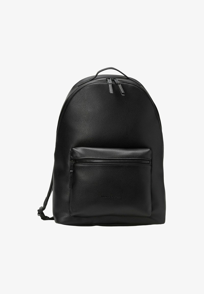 Mochila negra de cuero con un acabado suave y texturizado, forma redondeada, asa superior y bolsillo con cremallera en la parte delantera. Diseño simple sin logotipos visibles.