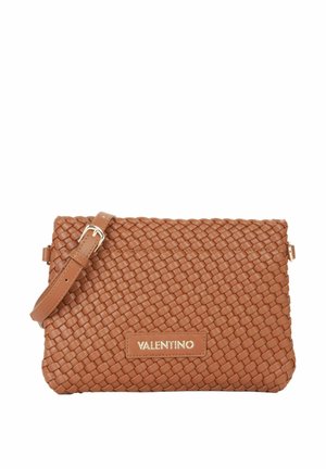 Bolso bandolera de cuero tejido marrón con una correa desmontable y una etiqueta con logo dorado. Textura suave y forma rectangular con cierre de cremallera.