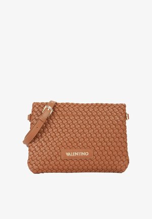 Bolso bandolera de cuero tejido marrón con una correa desmontable y una etiqueta con logo dorado. Textura suave y forma rectangular con cierre de cremallera.
