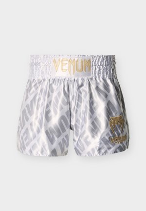 Boks hlače, srebrne satenaste z bleščečim zaključkom, z ponavljajočimi se logotipi "Venum" in z zlatimi poudarki na pasu in strani.