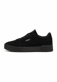Schwarze Wildleder-Sneaker mit strukturiertem Design, flachen Schnürsenkeln und einer dicken Gummisohle. Mit einem grauen Logo an der Seite und subtilen Akzenten.
