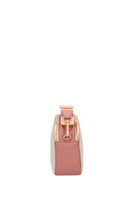 Borsa rettangolare con un lato beige texture e un lato rosa liscio, dotata di una cerniera e accessori dorati, design compatto.