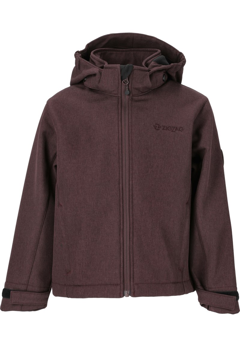 Bordeauxfarvet softshell-jakke med høj krave, justerbar hætte, lynlås foran og sorte detaljer ved ærmerne. Stoffet har en struktureret overflade.