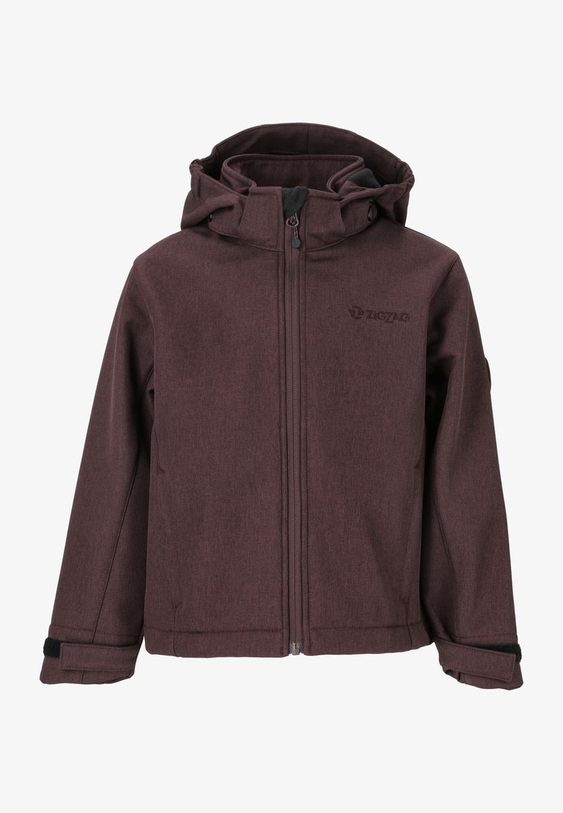 Bordeauxfarvet softshell-jakke med høj krave, justerbar hætte, lynlås foran og sorte detaljer ved ærmerne. Stoffet har en struktureret overflade.