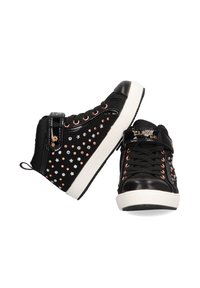 Zapatillas altas negras con un acabado brillante, tachuelas plateadas y de oro rosa, suela blanca y cordones negros. Cuenta con una correa de velcro.