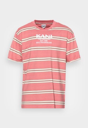 Różowa koszulka z krótkim rękawem z beżowymi poziomymi paskami i białym napisem "KANI The Original EST. 1989 REG. TRADEMARK" na piersi.