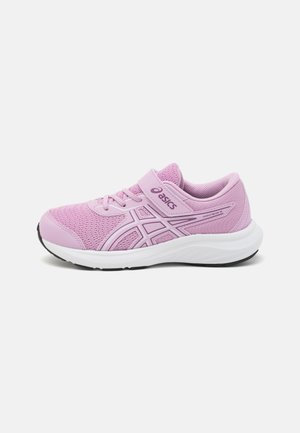 Scarpa da ginnastica rosa con tomaia in rete, colletto imbottito, chiusura con lacci e cinturino, e suola intermedia bianca con suola nera.