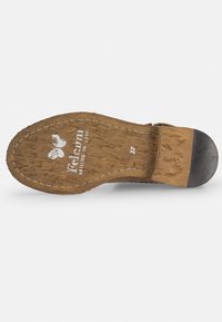 Suela de zapato de cuero marrón con superficie texturada, que presenta un logo blanco y marca de tamaño. Tacón redondeado y detalles de costura en el borde.