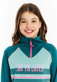 Teal en lichtgroene pullover met een hoge kraag, voorzien van een roze rits en de tekst "SKI YA LATER". Gestreept ontwerp met contrasterende kleuren.