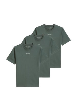 Drei identische dunkelgrüne Kurzarm-T-Shirts mit Rundhalsausschnitt, diagonal gestapelt mit kleinem weißem Logo auf der Brust.