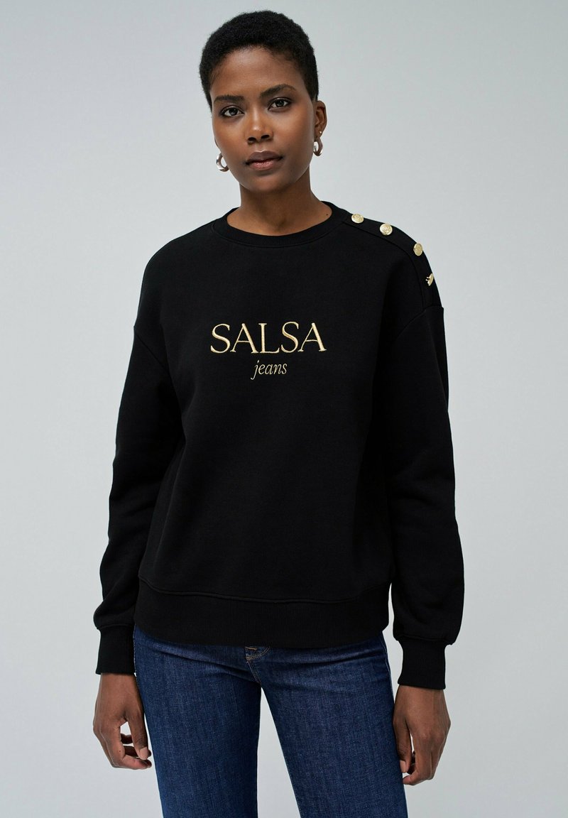 Czarna bluza z bawełny z haftem "SALSA jeans" w kolorze złota. Posiada guziki na ramieniu oraz ściągacze przy mankietach.